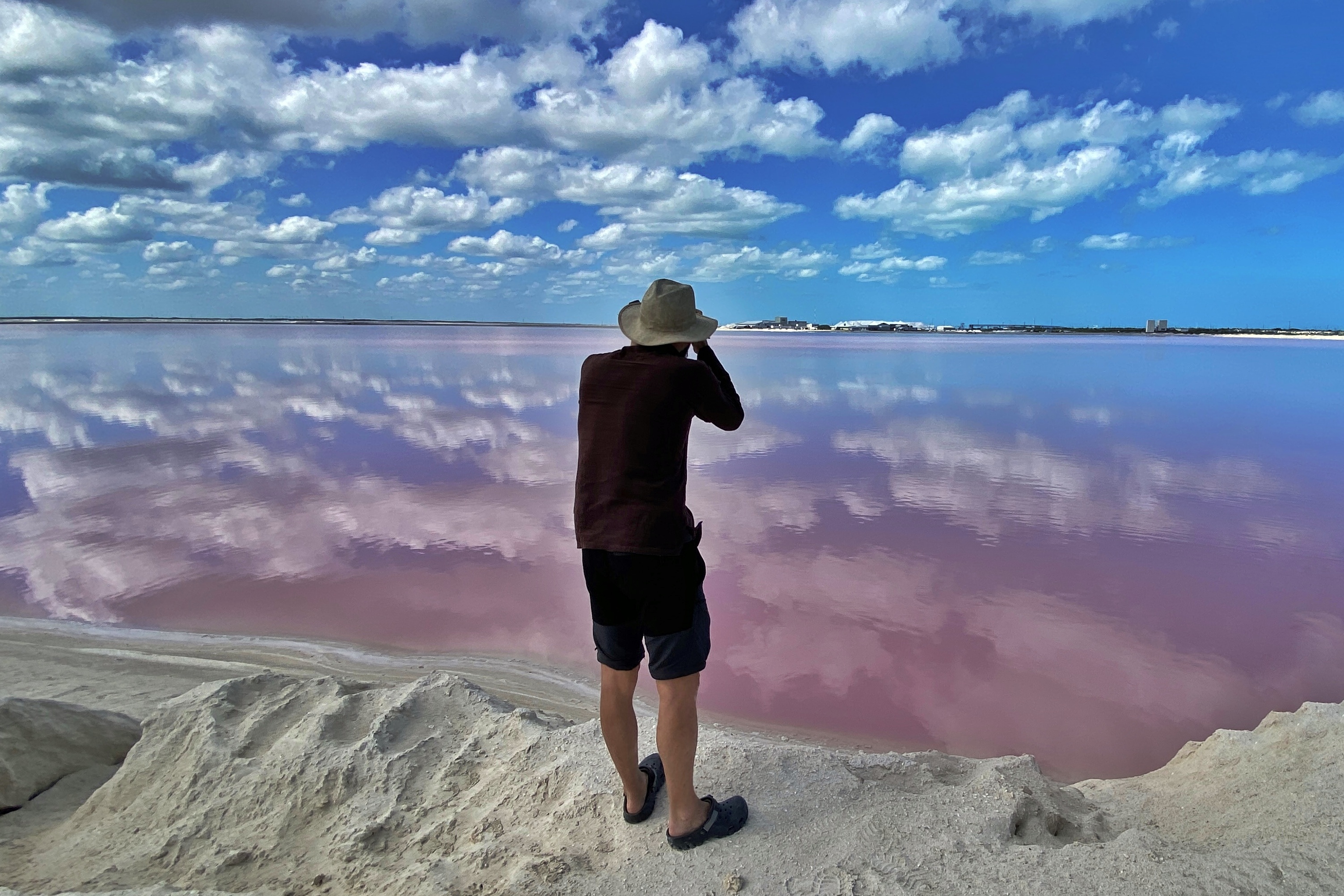 Manu devant les salines de Las Coloradas